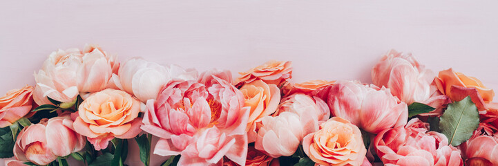 Haufen rosa Pfingstrosen und Rosen © manuta