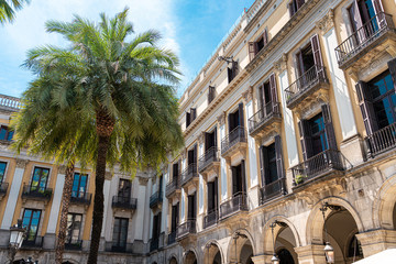 Naklejka premium Royal Square (Placa Reial or Plaza Real) a Well-Known Tourist Attraction Of Barcelona, Spain