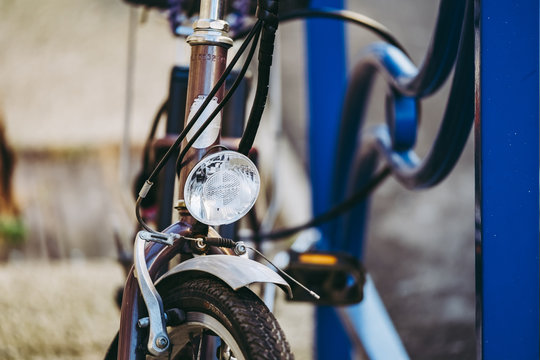 D&eacute;tail d'un v&eacute;lo avec phare avant et garde boue