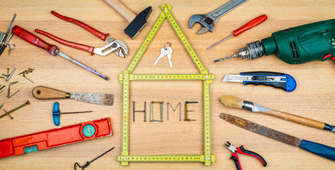 Bannière avec des outils de bricolage autour d'une représentation de maison