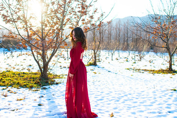 雪景色と赤いドレスの女性