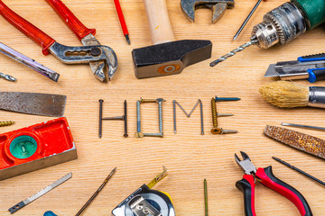 Assortiments d'outils de bricolage autour du mot Home