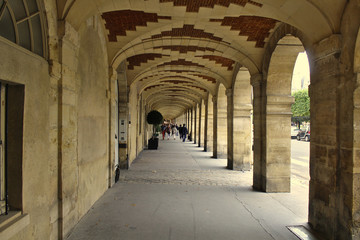 archway in paris france