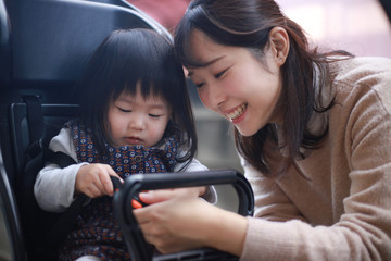 自転車に子供を乗せる母親
