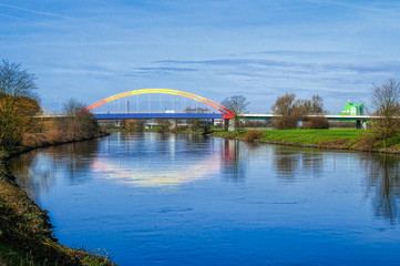 Fototapeta na wymiar Brücke über die Ruhr in den Ruhrauen in Duisburg