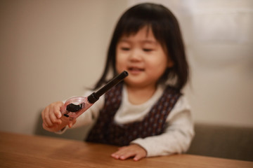 点火棒を持つ女の子