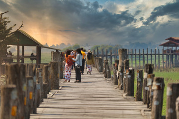 Obraz premium MANDALAY/MYANMAR(BURMA) - 01st Mar, 2020 : U BEIN BRIDGE is one of the famous teakwood bridge in the world. Located in Mandalay, Myanmar.