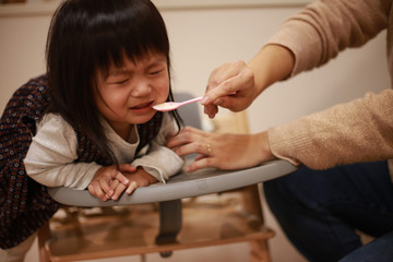 離乳食を嫌がる女の子