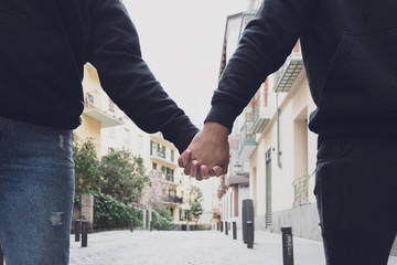 Ciérrese encima del retrato de una pareja joven encantadora que ríe mientras que el hombre está...