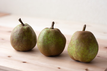 横に並んだ3つの洋梨