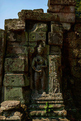 Gros plan sur une statue scultée dans le mur de la façade Est du temple Preah Khan dans le domaine des temples de Angkor, au Cambodge