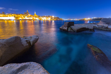 Naklejka premium Coastline of Malta and the architecture of Valletta city at night