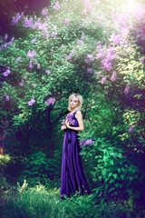 Obraz na płótnie Canvas girl in the flowers of lilac