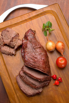 maminha de churrasco fatiada na t&aacute;bua