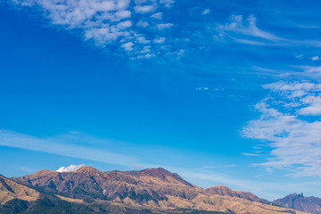 晴天の青空を背景に 美しい景色　阿蘇山の噴火　クローズアップ...