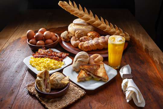 caf&eacute; da manh&atilde; com sanduiches, ovos, bacon e suco de laranja