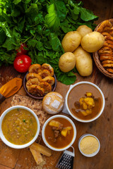 caldos e sopas de carne e legumes com torradas, para dias frios
