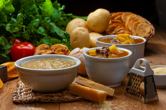 caldos e sopas de carne e legumes com torradas