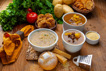caldos e sopas de carne e legumes com torradas