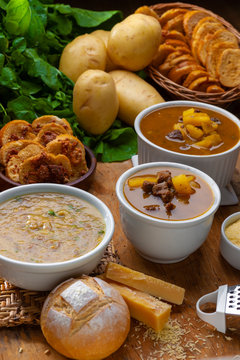 caldos e sopas de carne e legumes com torradas