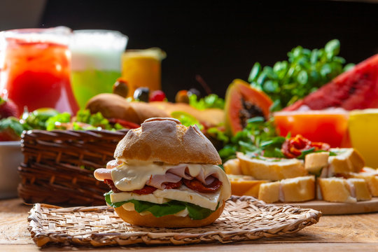 mesa com lanches, sucos e frutas coloridas