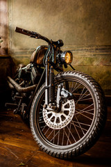 Grote wielen aangepaste oude motorfiets. Vintage cafe racer fiets. Muur kunst. Steampunk.