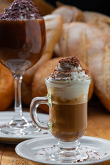 capuccino com chantily e raspas de chocolate
