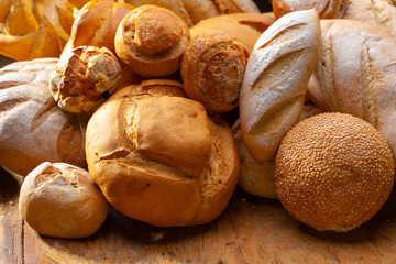 pães e doces artesanais em uma base de madeira