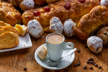 mesa de café da manhã com pães, doces e confeitos