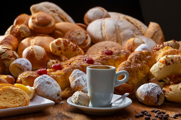 mesa de café da manhã com pães, doces e confeitos
