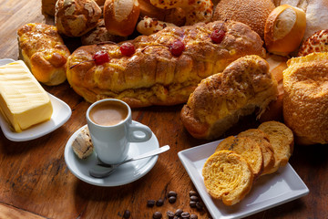 mesa de café da manhã com pães, doces e confeitos