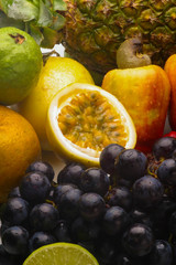 frutas tropicais brasileiras, maracujá, uvas, caju, goiaba e abacaxi