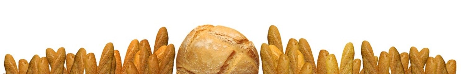 pães artesanais enfilerados em fundo branco