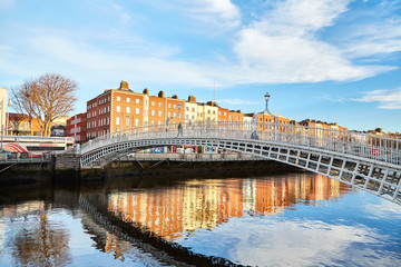 Fototapeta premium The Ha'penny bridge in Dublin City, Ireland