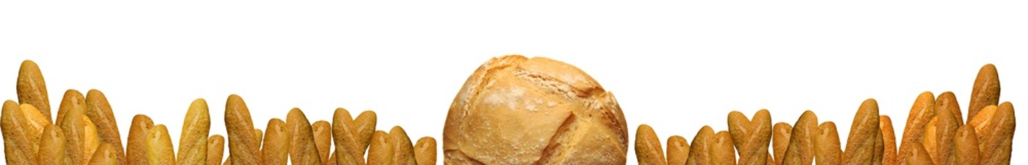 pães artesanais enfilerados em fundo branco