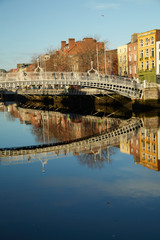 Obraz premium The Ha'penny bridge in Dublin City, Ireland
