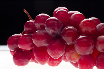 cacho de uvas vermelhas