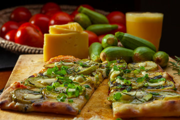 Pizza de abobrinha e queijos no formato quadrado