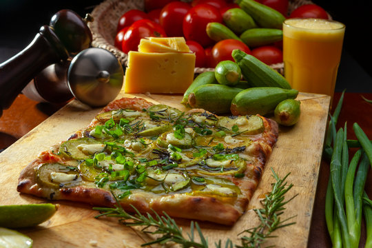 Pizza de abobrinha e queijos no formato quadrado