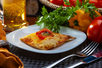 Pizza de queijo e tomates no formato quadrado servida no prato