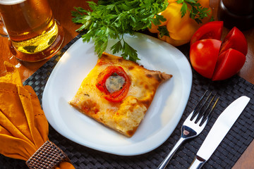 Pizza de queijo e tomates no formato quadrado servida no prato
