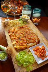 Pizza de camarão e alho poró em formato quadado