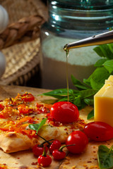 Pizza de camarão e alho poró em formato quadado