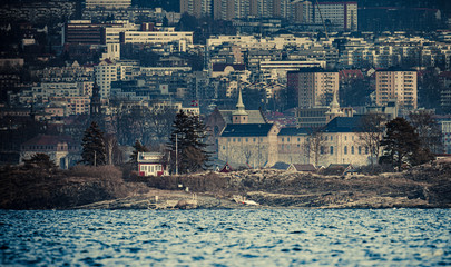 Widok na Oslo stolicę Norwegii z miasta Nesoddtangen © Dreamnordno