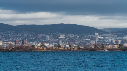 Fototapeta na wymiar Widok na Oslo stolicę Norwegii z miasta Nesoddtangen