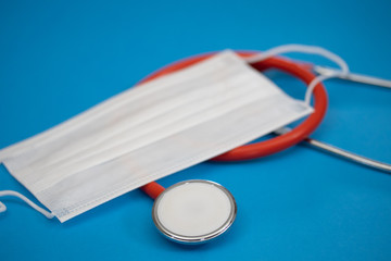 masque de protection et stéthoscope sur un fond bleu