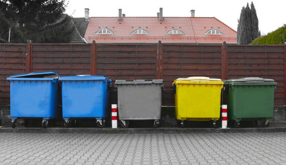trzy kolorowe pojemniki na odpady