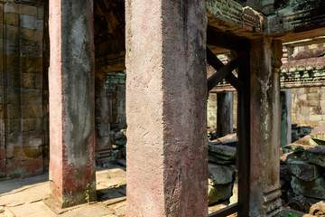 Fototapeta na wymiar Gros plan sur une colonne scultée du temple Preah Khan dans le domaine des temples de Angkor, au Cambodge
