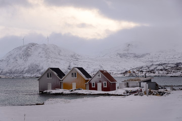 Paisaje nevado con cabañas en invierno ártico de Sommaroy, Tromso , en la Laconia Noruega
