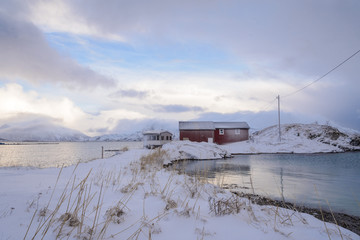 Paisaje nevado con cabañas en invierno ártico de Sommaroy, Tromso , en la Laponia Noruega